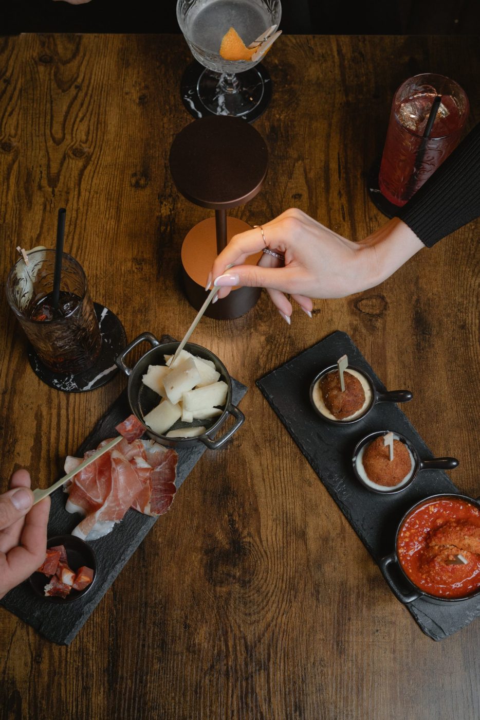 Atmosphere and tables for the evening aperitif
